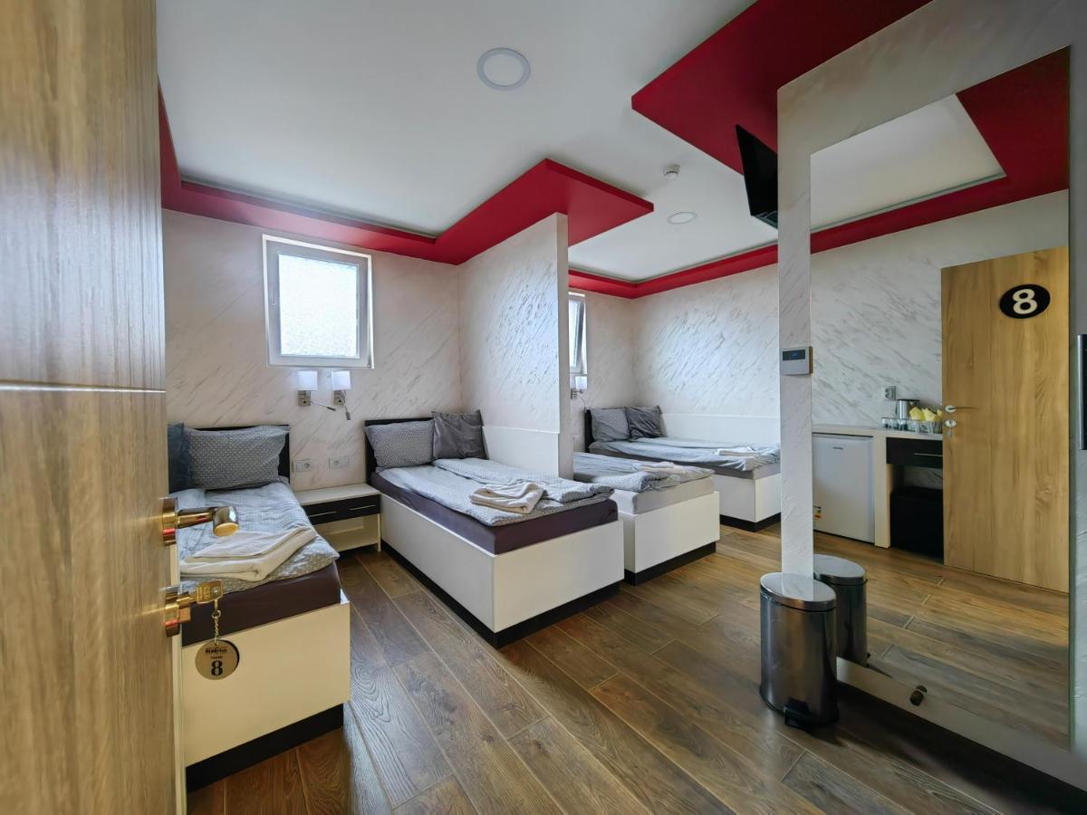 Hotel Oldbrick Pub Sombor Exterior foto