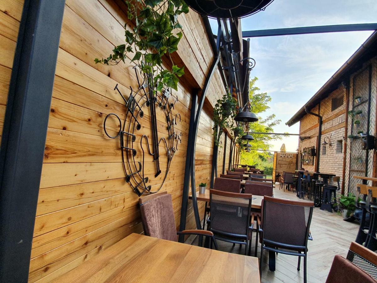 Hotel Oldbrick Pub Sombor Exterior foto