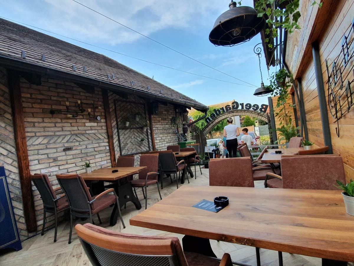 Hotel Oldbrick Pub Sombor Exterior foto