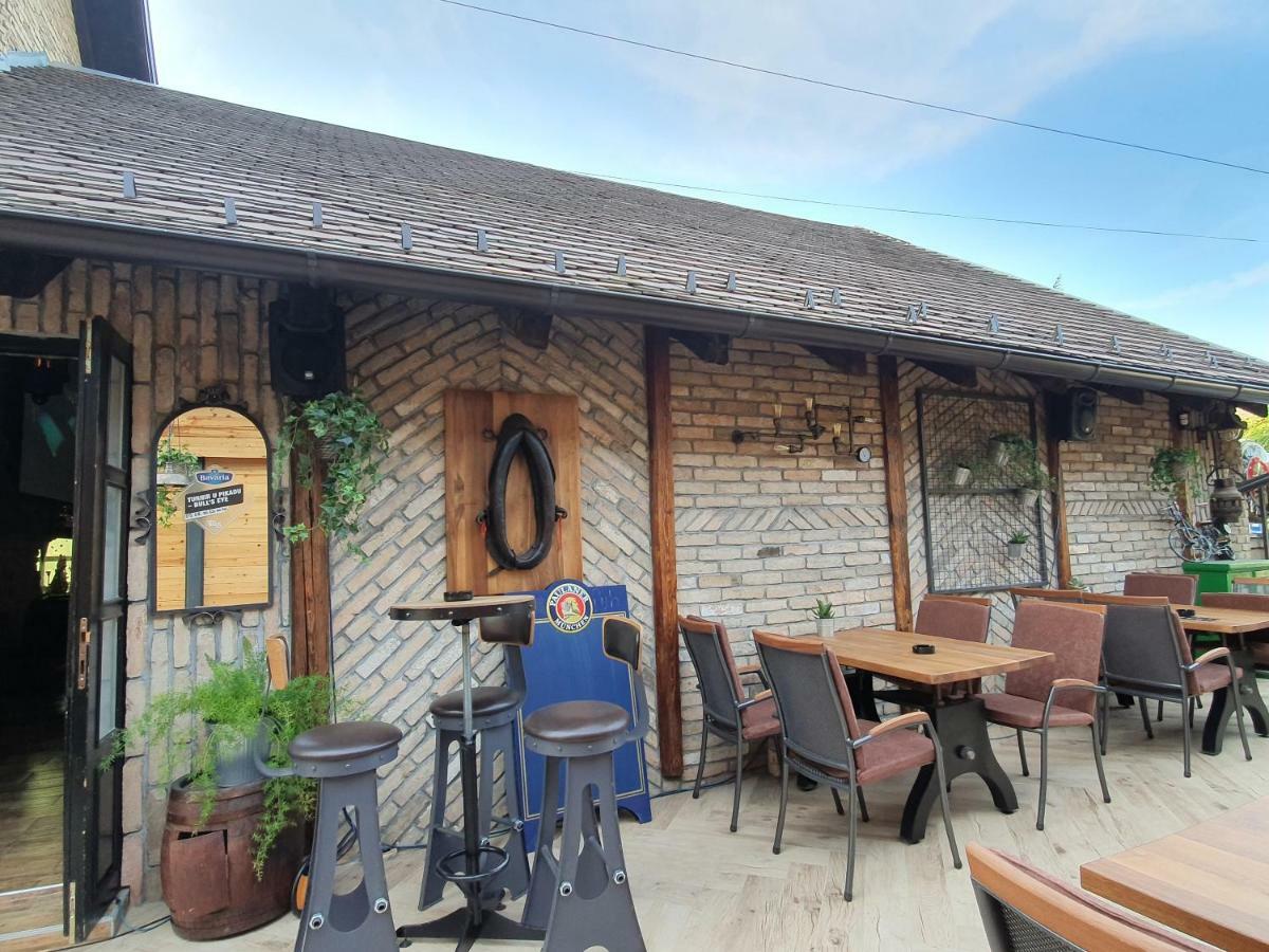 Hotel Oldbrick Pub Sombor Exterior foto
