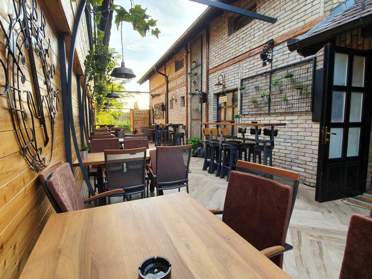 Hotel Oldbrick Pub Sombor Exterior foto