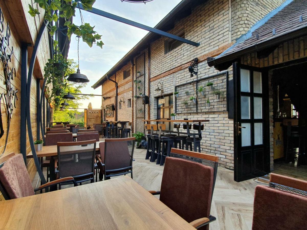 Hotel Oldbrick Pub Sombor Exterior foto